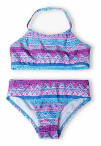 Dvodijelni kupaći kostim u plavoj, ružičastoj i ljubičastoj geometrijskoj šabloni. Halter-stil gornji dio s podesivim vrpcom za vrata i odgovarajući bikini donji dio.