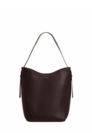 Bolso de hombro de cuero marrón oscuro con una sola correa y un logo de marca sutil en el frente, con un borde superior liso y curvado.