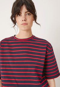 s.Oliver MIT STREIFEN - T-Shirt print - navy