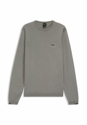 Suéter gris de manga larga con cuello redondo, puños y dobladillo acanalados. Presenta un pequeño logo negro "BOSS" en el pecho. Textura de punto suave.