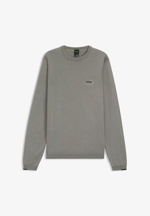 Grauer Pullover mit langen Ärmeln, Rundhalsausschnitt, gerippten Bündchen und Saum. Mit kleinem schwarzem "BOSS"-Logo auf der Brust. Weiche Strickstruktur.
