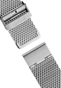 Bracciale da orologio in rete in acciaio inossidabile con finitura metallica lucida, dotato di una chiusura sicura e design elegante. Motivo intrecciato testurizzato visibile.