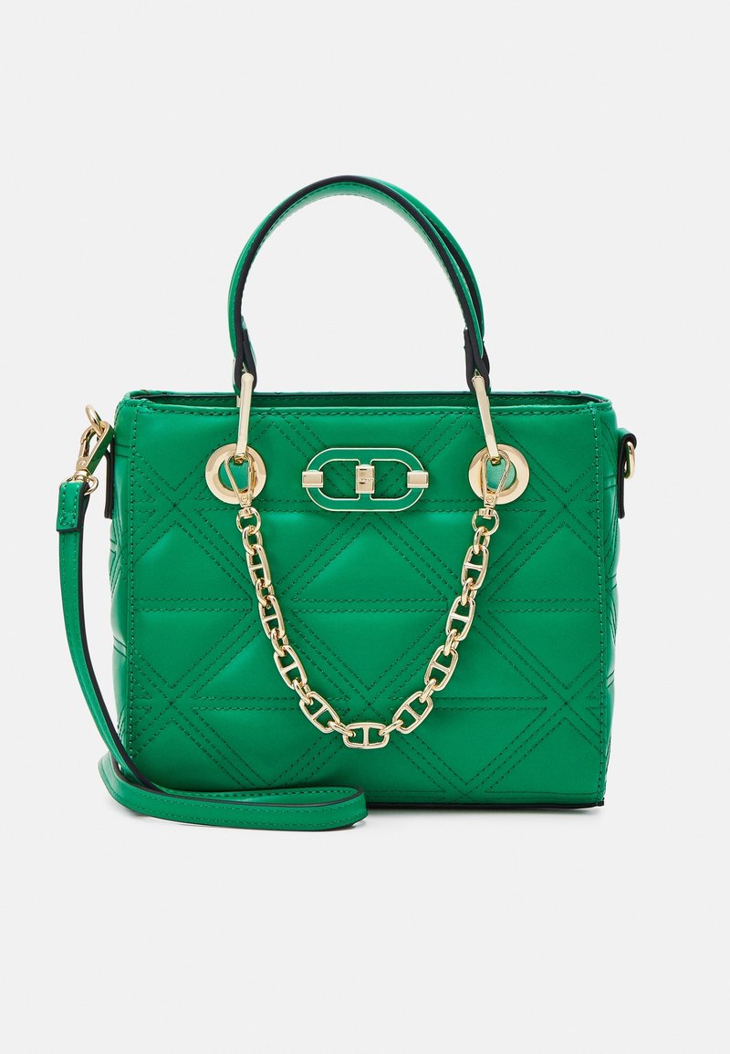 Sac à main vert matelassé avec ferrures dorées, accent en chaîne et double poignée. Dispose d'une bandoulière amovible et d'un motif géométrique.