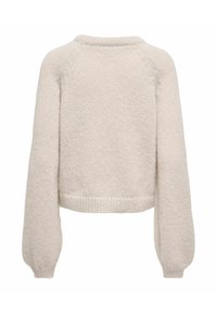 Hvidcremefarvet strikket sweater med lange ballonærmer og ribstrikkede manchetter og kant, vist bagfra på en hvid baggrund.