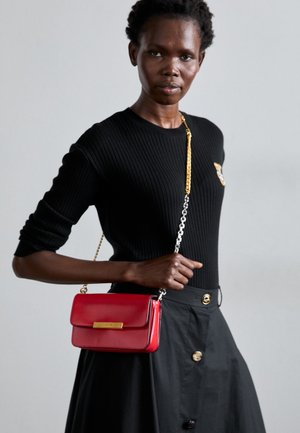 MOSCHINO BORSA - Borsa a tracolla - rosso