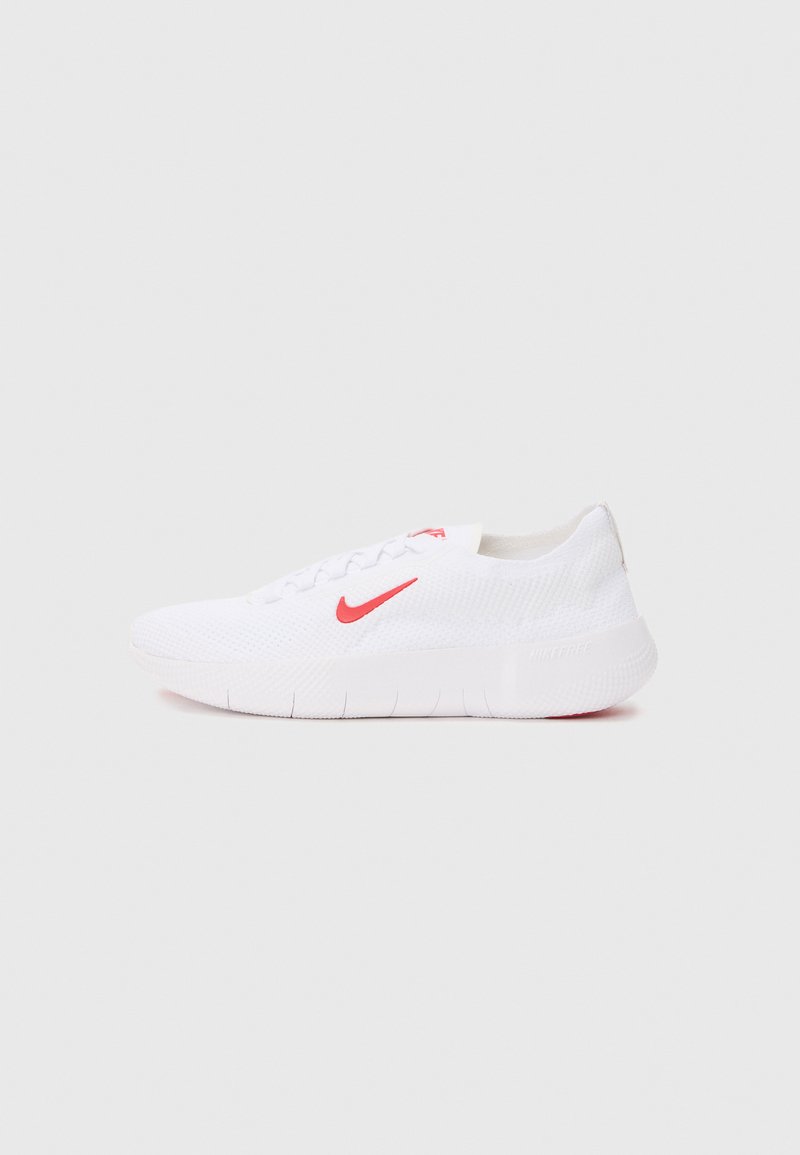 Hvide atletiksko med en tekstureret strikoverdel, rødt Nike swoosh-logo, snørebåndsdesign og hvid gummisål med grip-linjer.