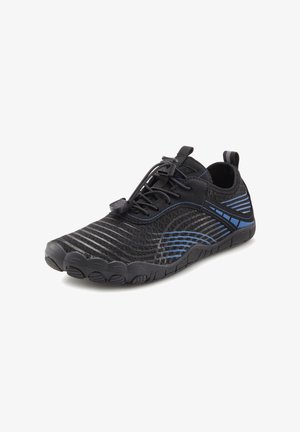 Schwarzer Sportschuh mit blauen Akzenten, einem strukturierten Mesh-Obermaterial, Gummisohle, flexibler Zehenbereich und elastischen Schnürsenkeln für einen sicheren Sitz.