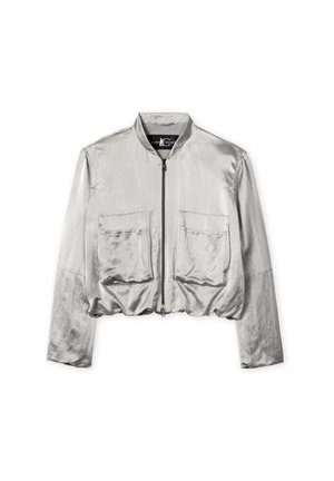 Silberne kurz geschnittene Jacke aus glattem, glänzendem Stoff. Verfügt über einen Stehkragen, zwei Fronttaschen und einen zentralen Reißverschluss.