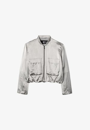 Silberne kurz geschnittene Jacke aus glattem, glänzendem Stoff. Verfügt über einen Stehkragen, zwei Fronttaschen und einen zentralen Reißverschluss.