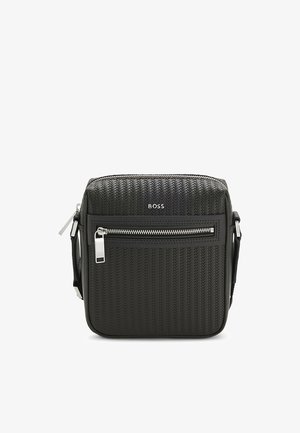 Borsa tracolla nera texturizzata con tasca frontale con zip, cursori delle zip in argento e tracolla regolabile, con marchio "BOSS" al centro frontale.