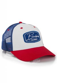 Cască albă cu vizieră roșie și spate din plasă albastră, având un patch rectangular albastru cu text alb care spune "Marca Comercială Blackskies."