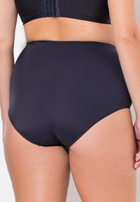 Hoog-gevouwen bikini onderstuk in effen marineblauw, gladde stof met een lichte glans, voorzien van een naadloze snit en gematigde beenopeningen.