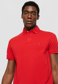 Tommy Hilfiger Pólóing - fierce red