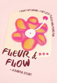 Tissu rose clair légèrement texturé, arborant un motif de fleurs rétro en rose et jaune, avec des accents blancs et un texte noir "FLEUR & FLOW."