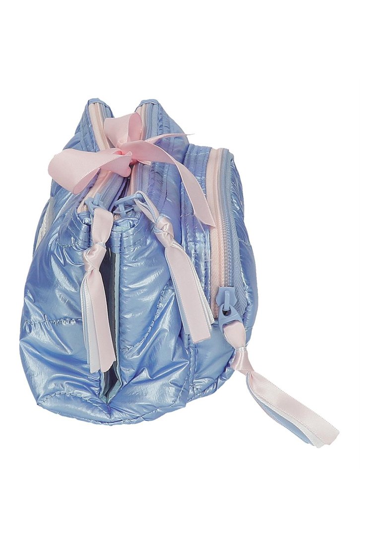 Borsa in nylon azzurro chiaro con finitura lucida, dotata di doppie cerniere, dettagli in nastro rosa e forma arrotondata. Adatta per un uso casual.