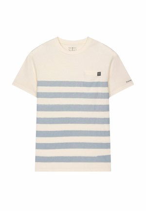 Camiseta de manga corta color crema con rayas horizontales azul claro y un pequeño bolsillo en el pecho del lado izquierdo.