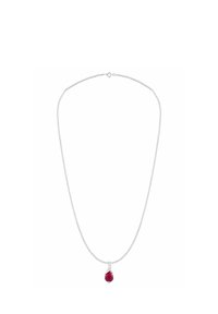 Strieborný náhrdelník s jemným reťazcom, s fazetovaným červeným príveskom v tvare kvapky. Jednoduchý dizajn, leštený kov a hladká textúra.