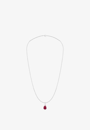 Zilveren halsketting met een fijne ketting en een facetgeslepen druppelhanger in rood. Eenvoudig ontwerp, gepolijst metaal en een gladde textuur.