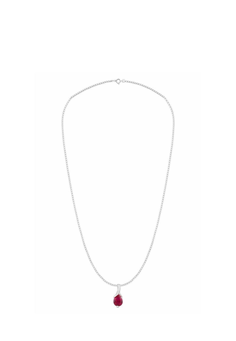 Strieborný náhrdelník s jemným reťazcom, s fazetovaným červeným príveskom v tvare kvapky. Jednoduchý dizajn, leštený kov a hladká textúra.