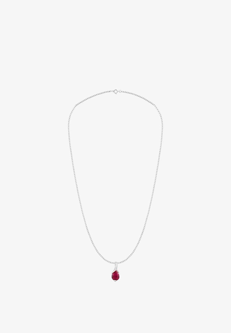 Strieborný náhrdelník s jemným reťazcom, s fazetovaným červeným príveskom v tvare kvapky. Jednoduchý dizajn, leštený kov a hladká textúra.