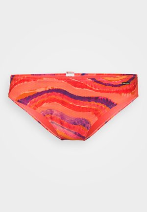 Rode en oranje bikini slip met golvende strepen in paars, een geribbelde textuur en een contrasterende effen kleur tailleband.