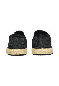 Espadrilles de tela trenzada negra con una suela intermedia de yute natural, con tacón plano y superficie texturizada. Diseño simple sin acentos adicionales.