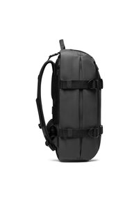 Mochila negra con un diseño rectangular elegante, material duradero, correas acolchadas, herrajes ajustables y bolsillos laterales para almacenamiento.