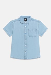 Ανοιχτό μπλε πουκάμισο από τζιν με κοντά μανίκια, κουμπιά μπροστά, τσέπη στο στήθος και κλασικό γιακά, τοποθετημένο επίπεδα σε λευκό φόντο.