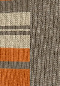 Gestreiftes Textil mit abwechselnd orangefarbenen, cremigen und grauen Bändern, präsentiert in einer gestrickten Textur mit horizontalen Linien.