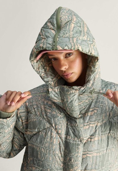 Gequilted hoodie in groen met een textuurpatroon. Beschikt over een hoge kraag en ritssluiting, met verstelbare trekkoorden bij de kap.