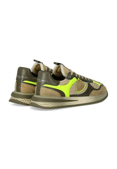 Sneaker con una combinazione di suede marrone e mesh con accenti verde neon, una suola testurizzata e un design retro. Marchio visibile sui talloni.