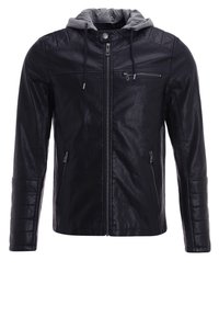 Veste en cuir noir avec un hoodie gris, dotée d'une fermeture éclair à l'avant, de deux poches latérales et de coutures matelassées sur les manches.
