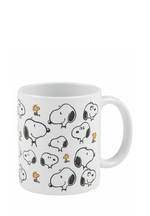 Weißer Keramikbecher mit wiederholten schwarzen Umrissen von cartoonhaften Hundegesichtern und kleinen orangen Vögeln in einem spielerischen Muster.