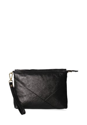 Pochette in pelle nera con finitura testurizzata, caratterizzata da un design incrociato, chiusura con zip e una tracolla removibile. Dettagli in metallo dorato.