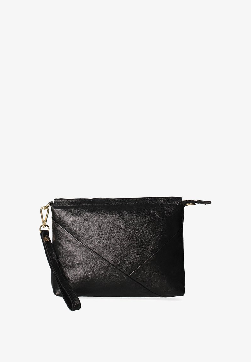 Pochette in pelle nera con finitura testurizzata, caratterizzata da un design incrociato, chiusura con zip e una tracolla removibile. Dettagli in metallo dorato.