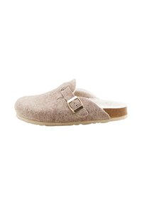 Beige instapsloffen met een zachte stoffen bovenkant, gouden gespsluiting, gevoerde zool en open achterkant voor gemakkelijke herbruik en comfort.