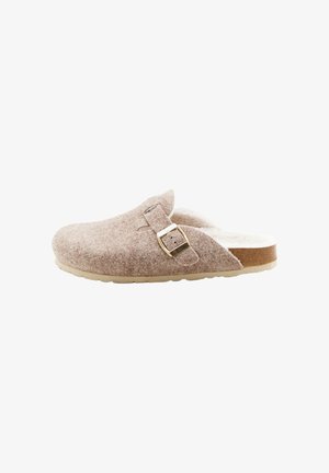 Beige instapsloffen met een zachte stoffen bovenkant, gouden gespsluiting, gevoerde zool en open achterkant voor gemakkelijke herbruik en comfort.