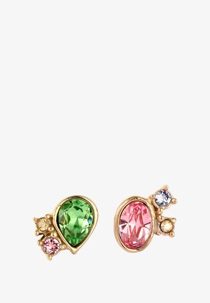 Goldfarbene Ohrringe mit einem grünem birnenförmigem Stein und einem rosa ovalen Stein, akzentuiert mit kleineren rosa, blauen und klaren Edelsteinen.