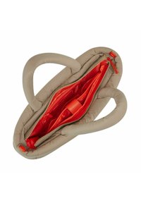 Borsa beige con texture morbida e imbottita, chiusura con zip e interno arancione a contrasto. Presenta manici doppi e più scomparti per l'organizzazione.