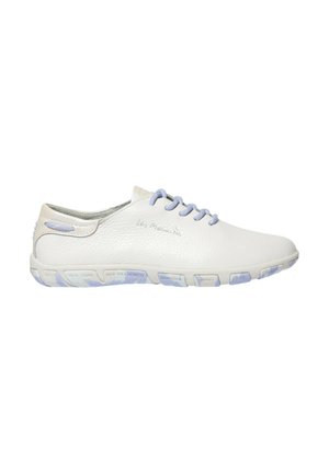 Chaussure décontractée en cuir blanc avec des lacets violet clair et des accents sur la semelle, avec des noms de villes embossés sur les bords de la semelle.