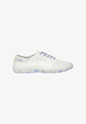 Chaussure décontractée en cuir blanc avec des lacets violet clair et des accents sur la semelle, avec des noms de villes embossés sur les bords de la semelle.