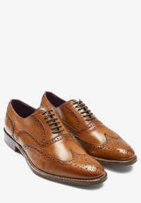 Next SIGNATURE ITALIAN WING CAP BROGUES WIDE FIT - Alkalmi fűzős cipők - tan brown