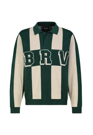 Langärmeliges grünes und beiges gestreiftes Rugbyshirt mit Kragen und Knöpfen, mit fetten Buchstaben "BRV" quer über der Brust.