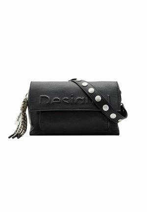 Bolso de hombro de cuero negro con logo en relieve, tachuelas plateadas en la correa y fleco decorativo en negro y blanco con etiqueta de marca en el lateral.
