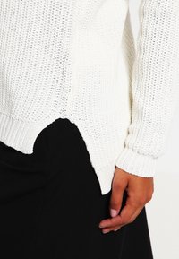 Vero Moda Stickad tröja - white