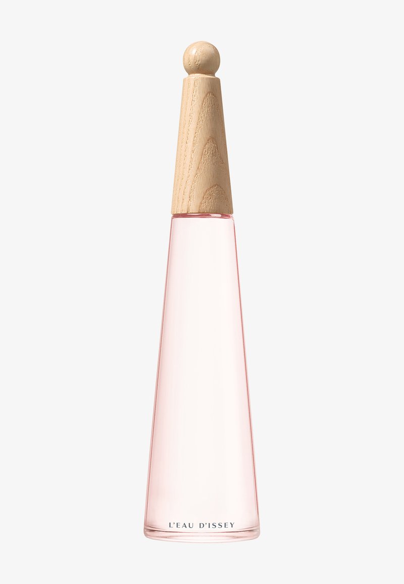 Flacon de parfum en verre rose, haut et fin, avec un bouchon en bois lisse et le texte "L'EAU D'ISSEY" à la base.