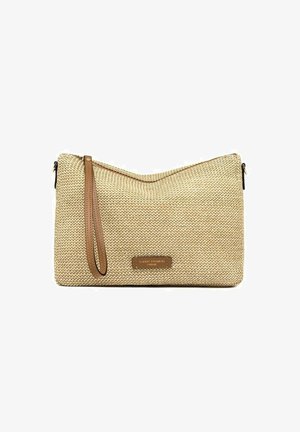 Pochette beige tissée avec bride en cuir marron pour le poignet et petite étiquette rectangulaire sur l'avant indiquant "Gianni Chiarini Firenze".