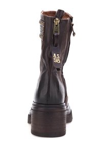 Stivale alla caviglia in pelle marrone con superficie texturizzata, zip laterale, borchie decorative e tacco in legno spesso.