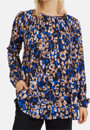 Langærmet bluse med blå, beige, sort og hvid leopardprint, rund halsudskæring og plisserede detaljer.