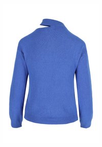 Pull en tricot bleu avec un col montant, des manches longues et une coupe décontractée. Texture lisse et détails de bord ribbés.